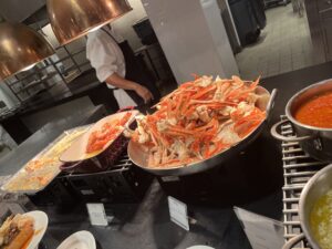 ルーツ ヒルズ グリルハウス（ROOTZ Hill’s Grillhouse）」のランチビュッフェのカニ