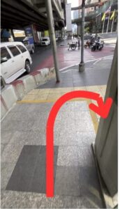 ピンクのガネーシャへ行くバス停のエマカイ駅二番出口を出て折り返すところ