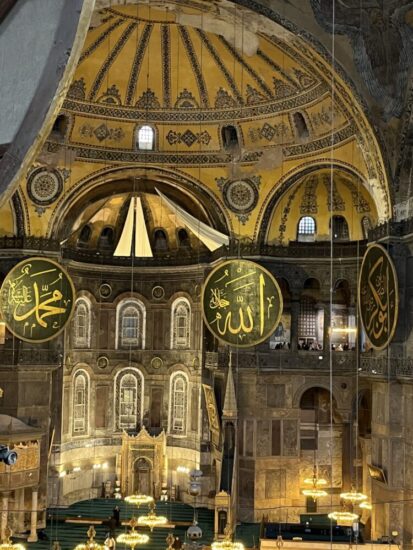 イスタンブールのアヤソフィアの内装