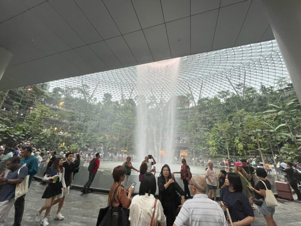 シンガポール国際空港　世界最大級の室内滝「レイン・ボルテックス」