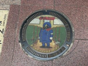 小倉の銀河鉄道999の車掌のマンホールの蓋
