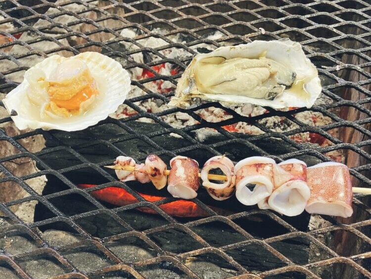 釧路岸壁炉端で炉端焼きの様子