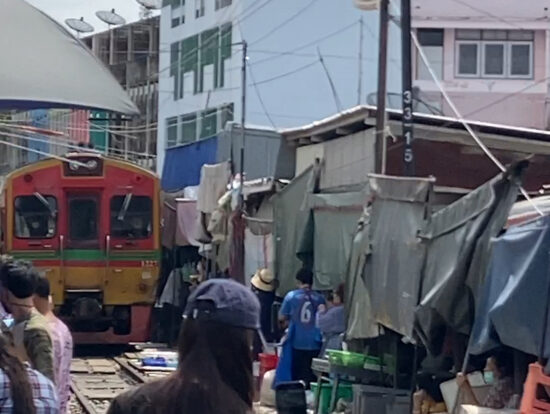 メークロン市場に電車が近づいてくる様子