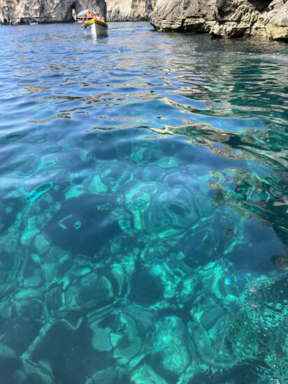 青の洞窟への船から見た海