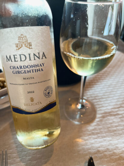 Ferdie's Restaurant & Cocktail Barで注文したマルタ島の白ワイン