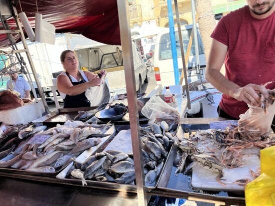 マルサックスロックのサンデーマーケットの魚介類