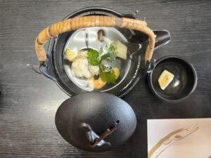 中津で鱧を食べれる店の瑠璃京の鱧の土瓶蒸し