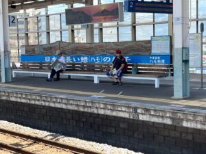 中津駅の日本一長いハモのベンチ