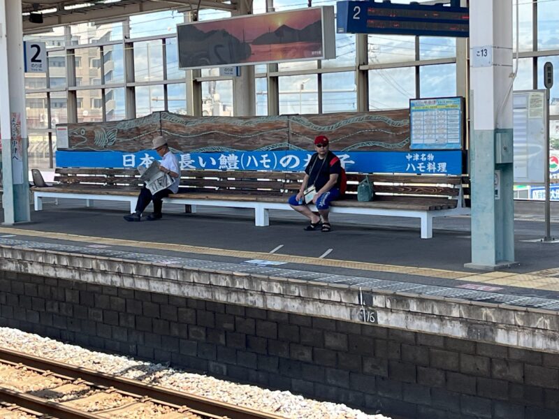 中津駅の日本一長いハモのベンチ