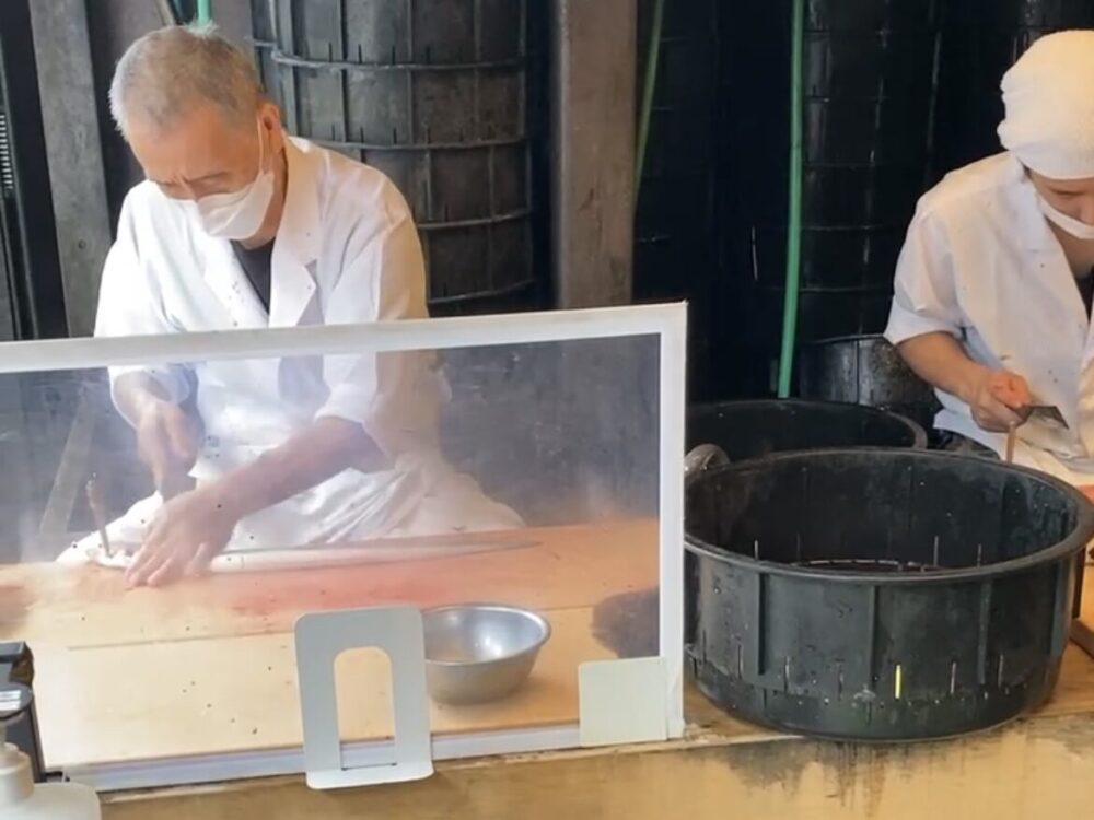 成田　鰻　川豊本店で鰻をさばいている様子