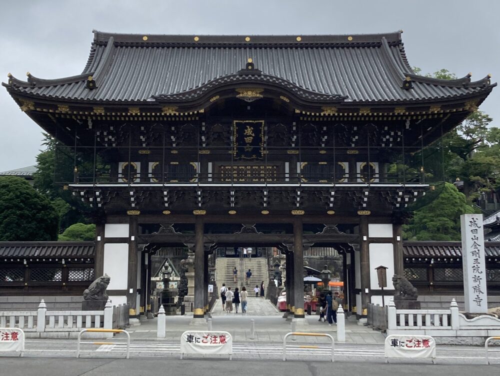 成田山新勝寺の仁王門外観