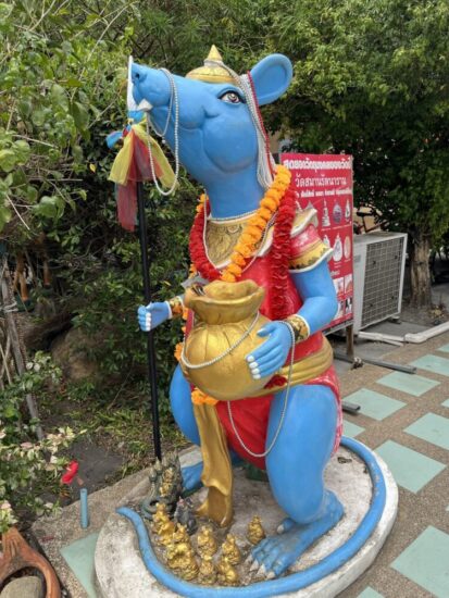 ピンクのガネーシャの周りにいる青のネズミ