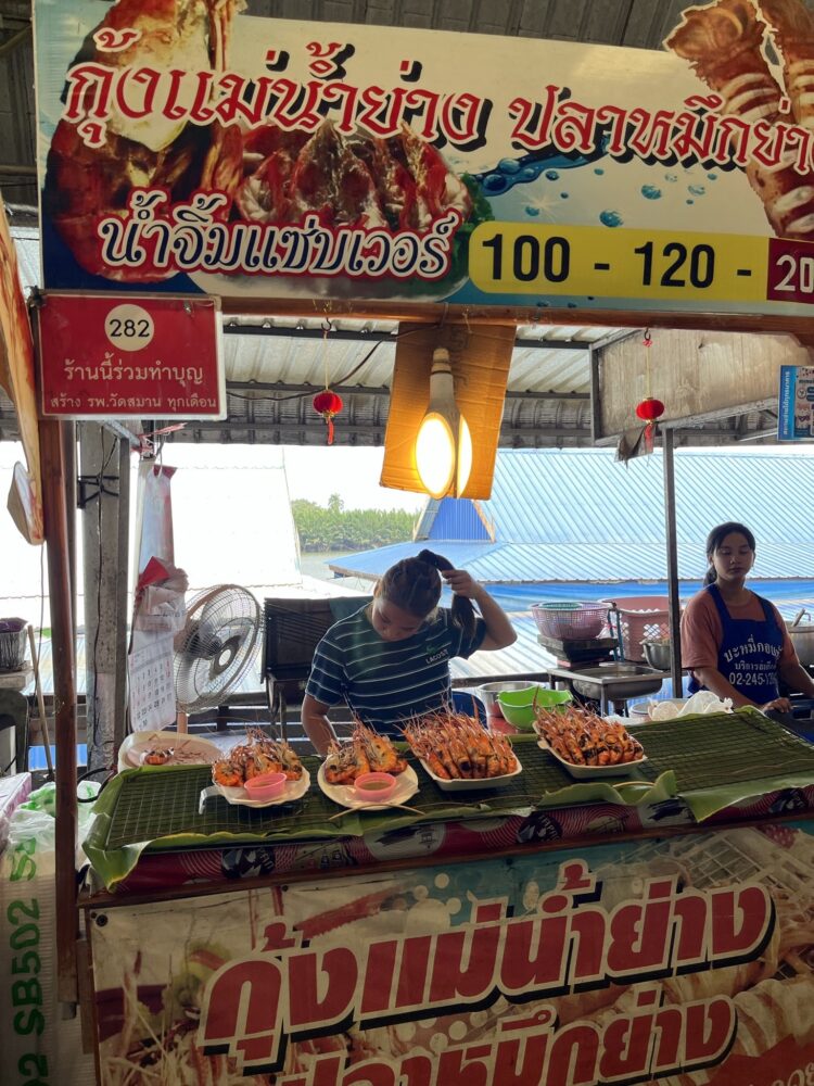 ピンクのガネーシャにある屋台でエビ