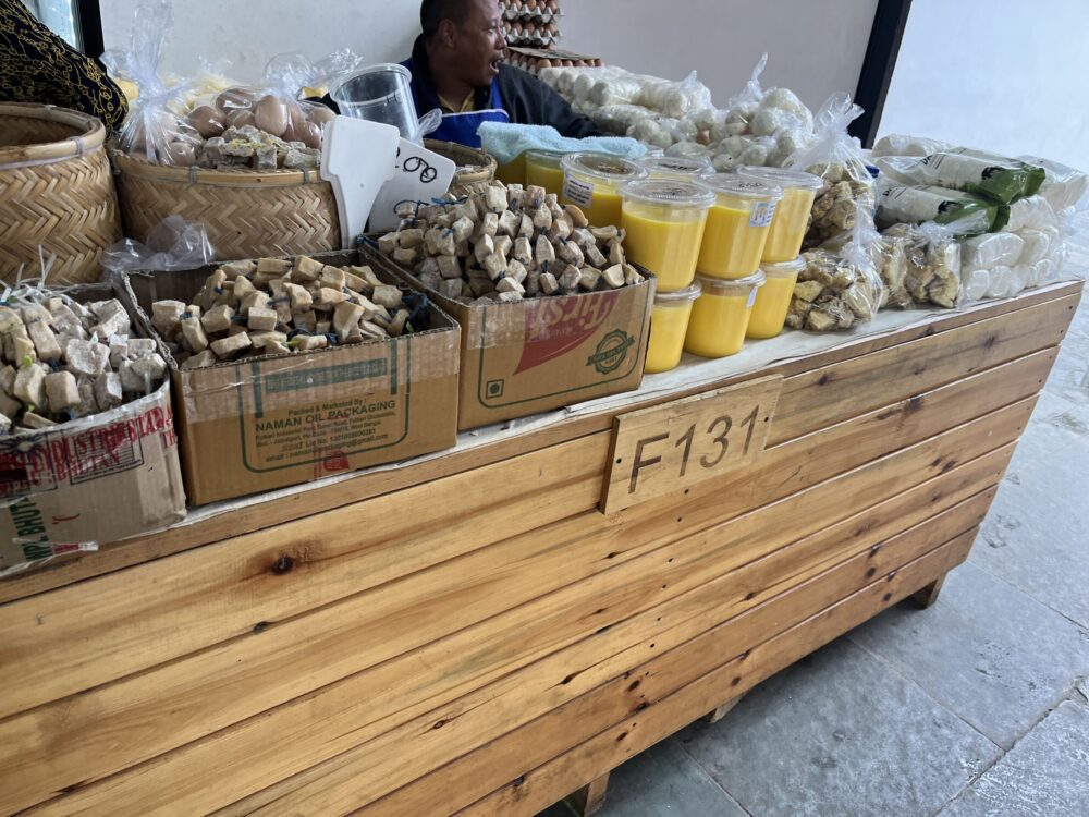 ブータン市場の乳製品。バターやチーズ。乾燥タイプも多数。