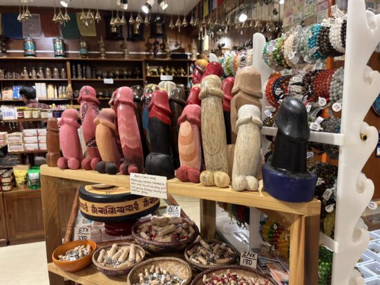 ブータンのポー（男性器の形の魔よけ）のお土産