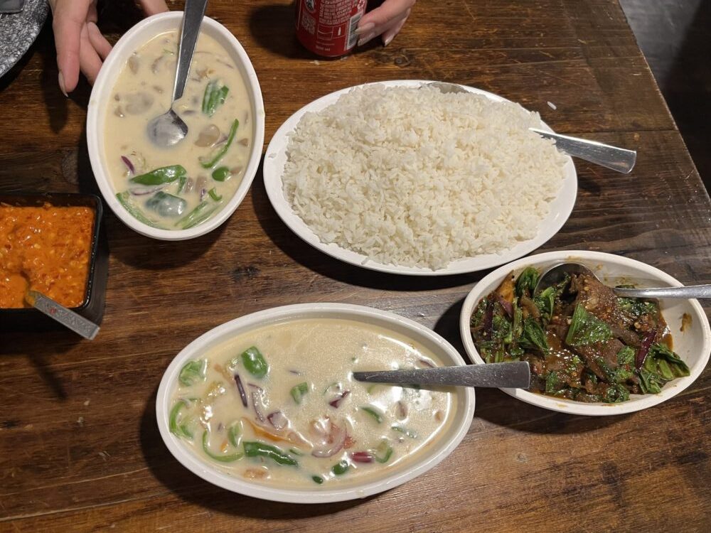 ブータンの伝統料理が並ぶレストランの食卓