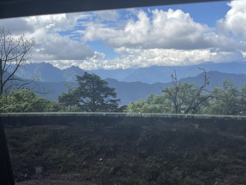 少しだけ見えた7000m級の山