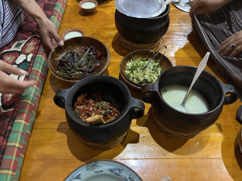 ブータンの代表料理エマダツィ（唐辛子のチーズ煮）とそのほかおかず