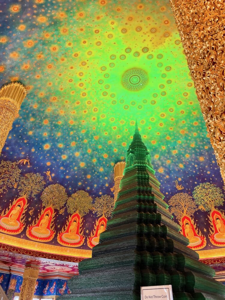 ワットパクナムのエメラルド色の幻想的な天井画