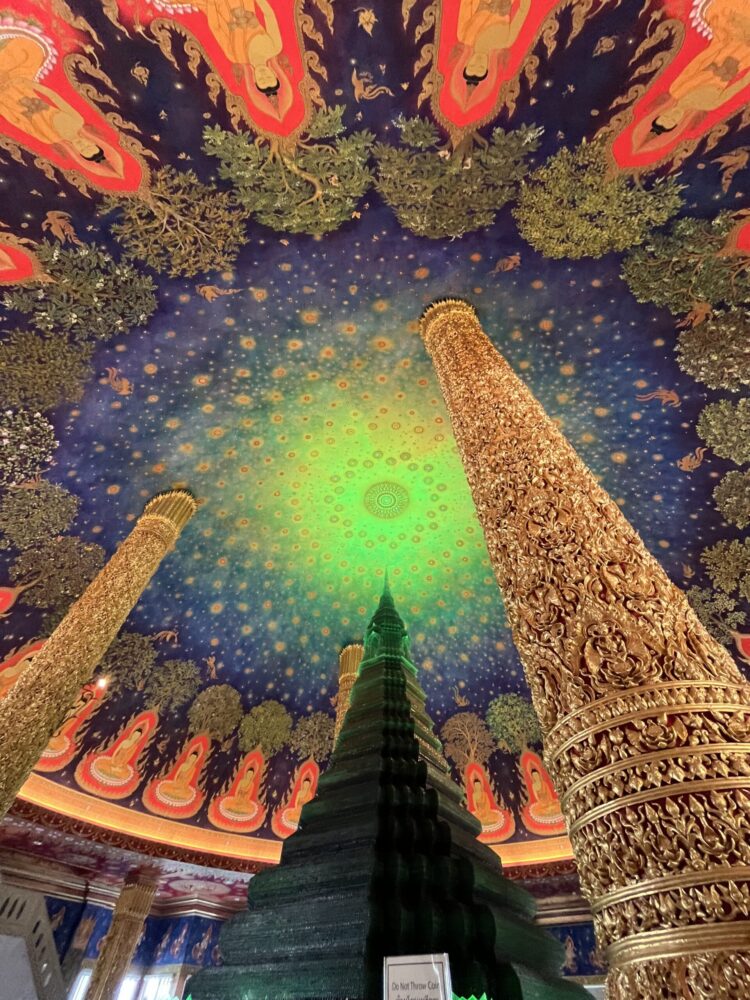 ワットパクナムのエメラルド色の幻想的な天井画