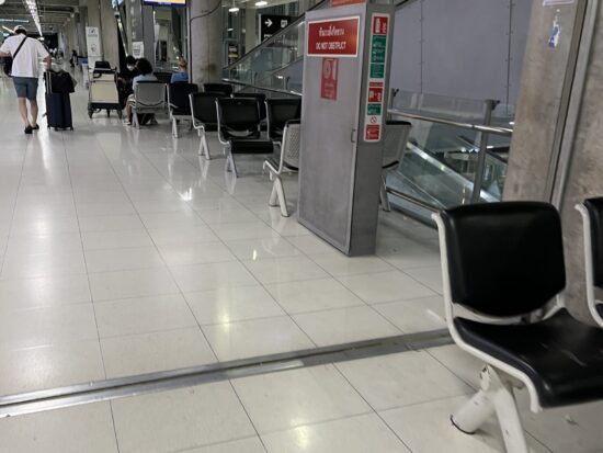 バンコク　スワンナプーム国際空港にはたくさんのベンチがある