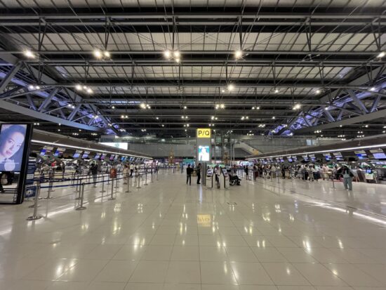 バンコク　スワンナプーム国際空港　出発ロビーのPとQの間の荷物預かり所