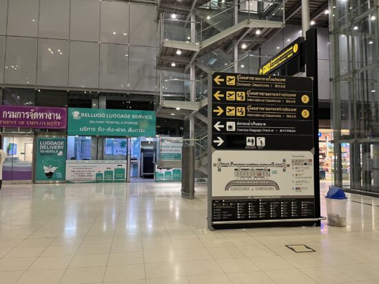バンコク　スワンナプーム国際空港　出発ロビーのPとQの間の荷物預かり所