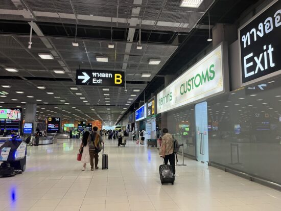 バンコク　スワンナプーム国際空港の出口B