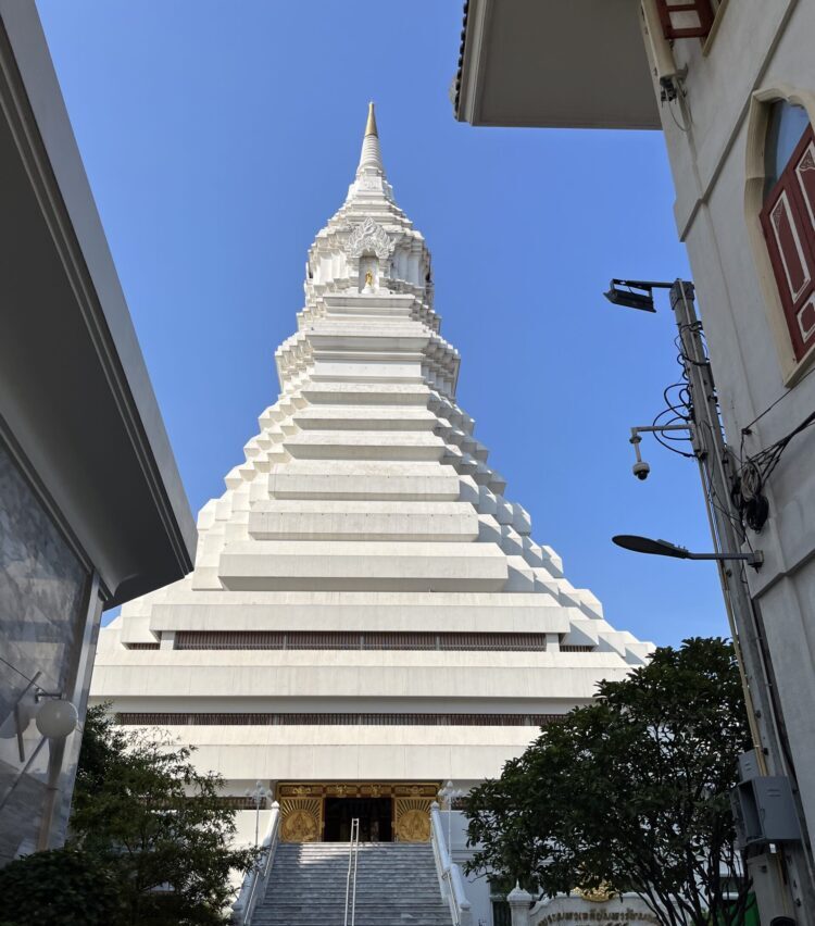 ワットパクナムのエメラルドの天井画がある白い仏塔