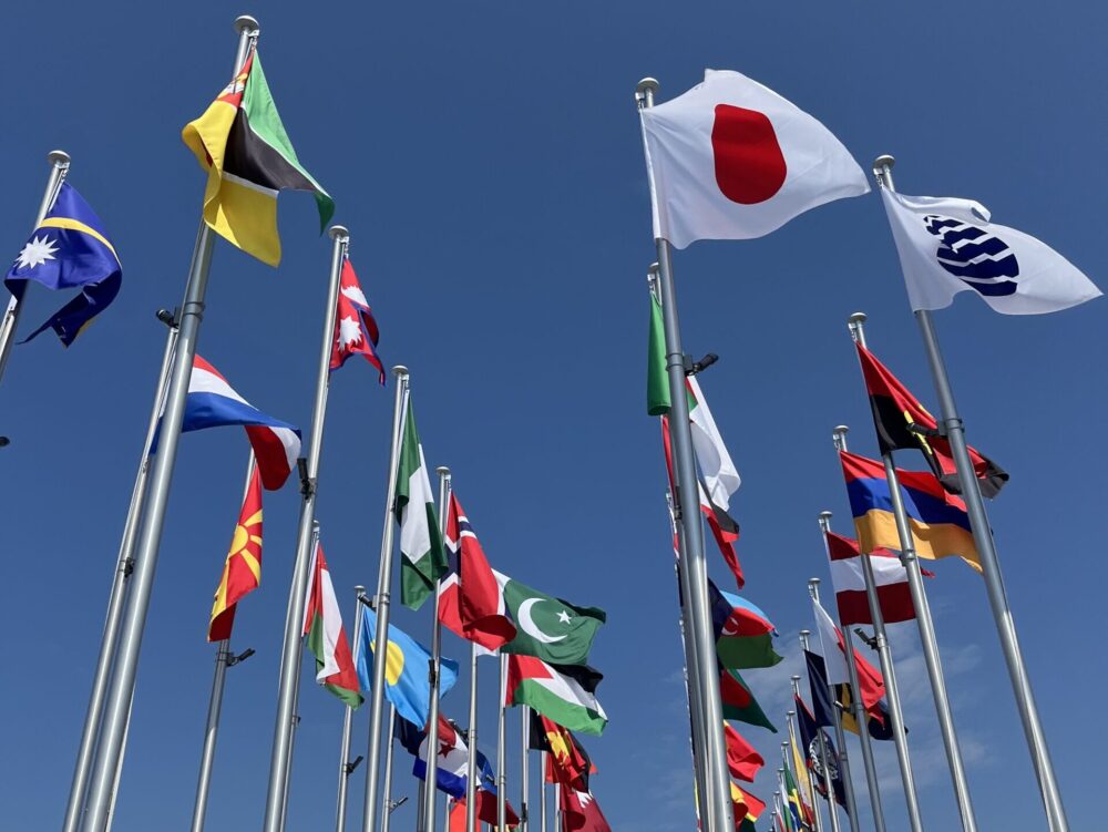大阪万博西ゲートの国旗