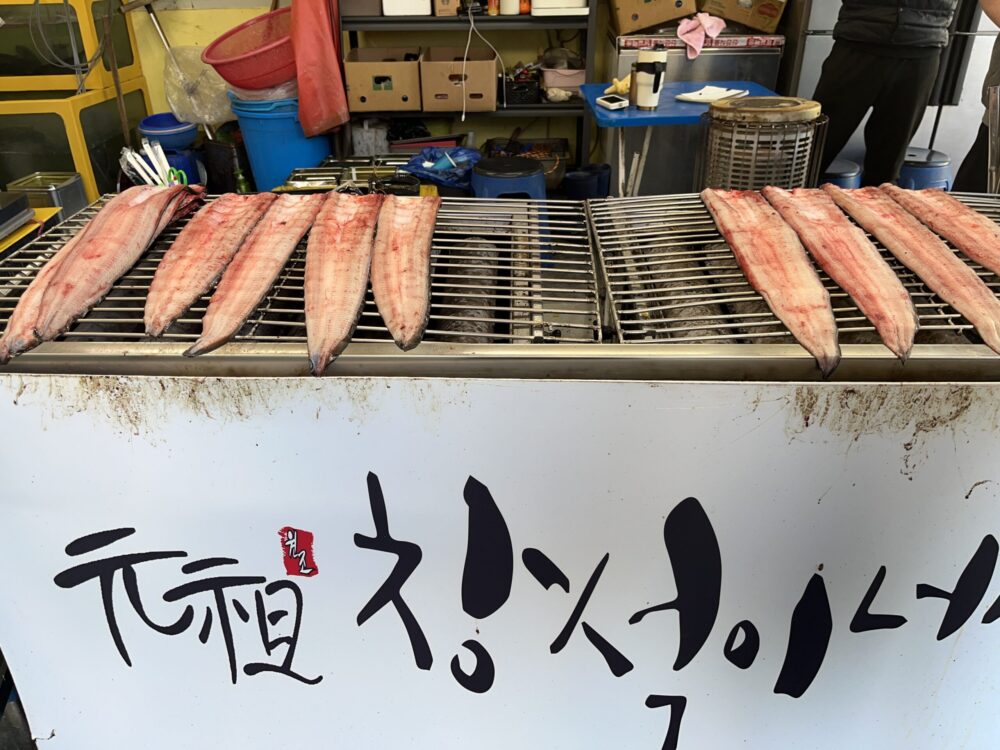 うなぎを焼いてます