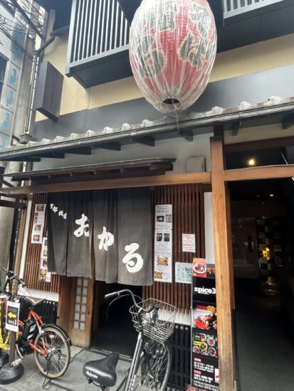 カレーうどんで有名なおかる外観