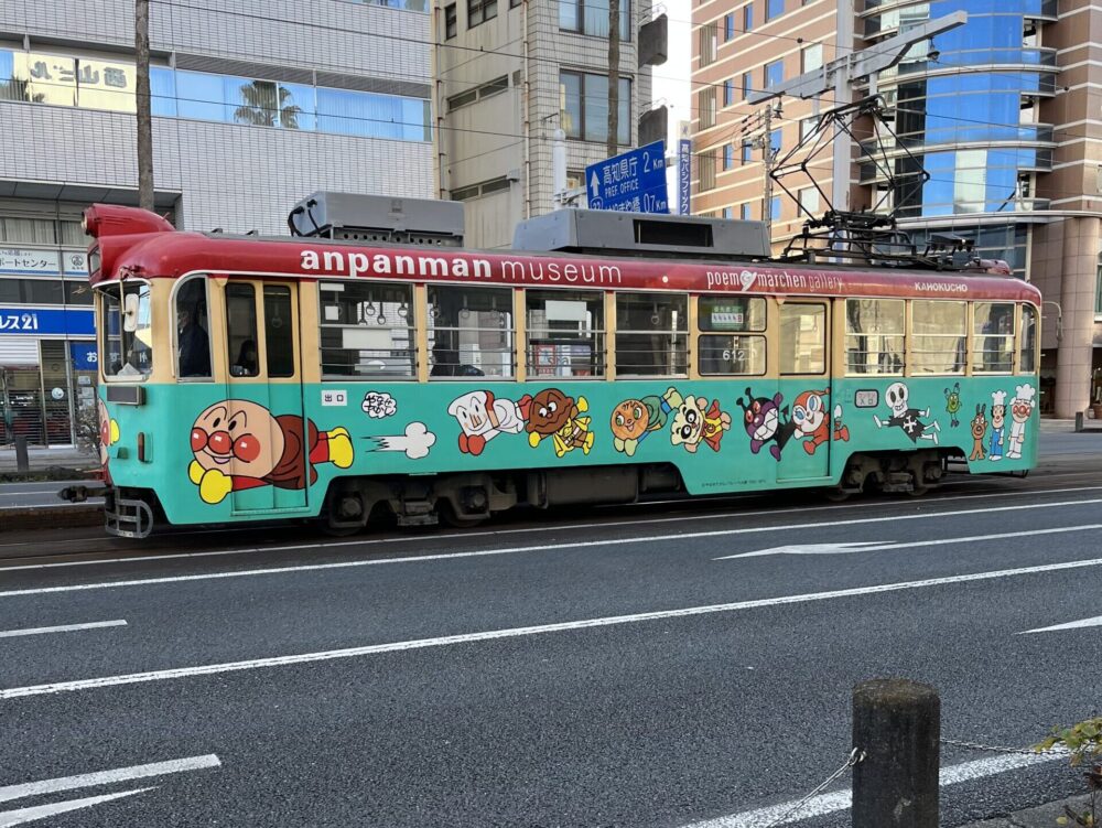 高知の路面電車はアンパンマンラッピング
