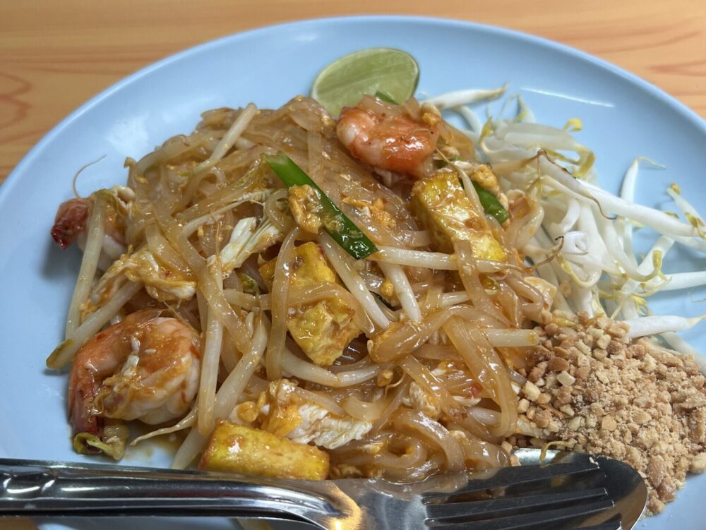 イムチャンのエビ入りパッタイ（タイ焼きそば）