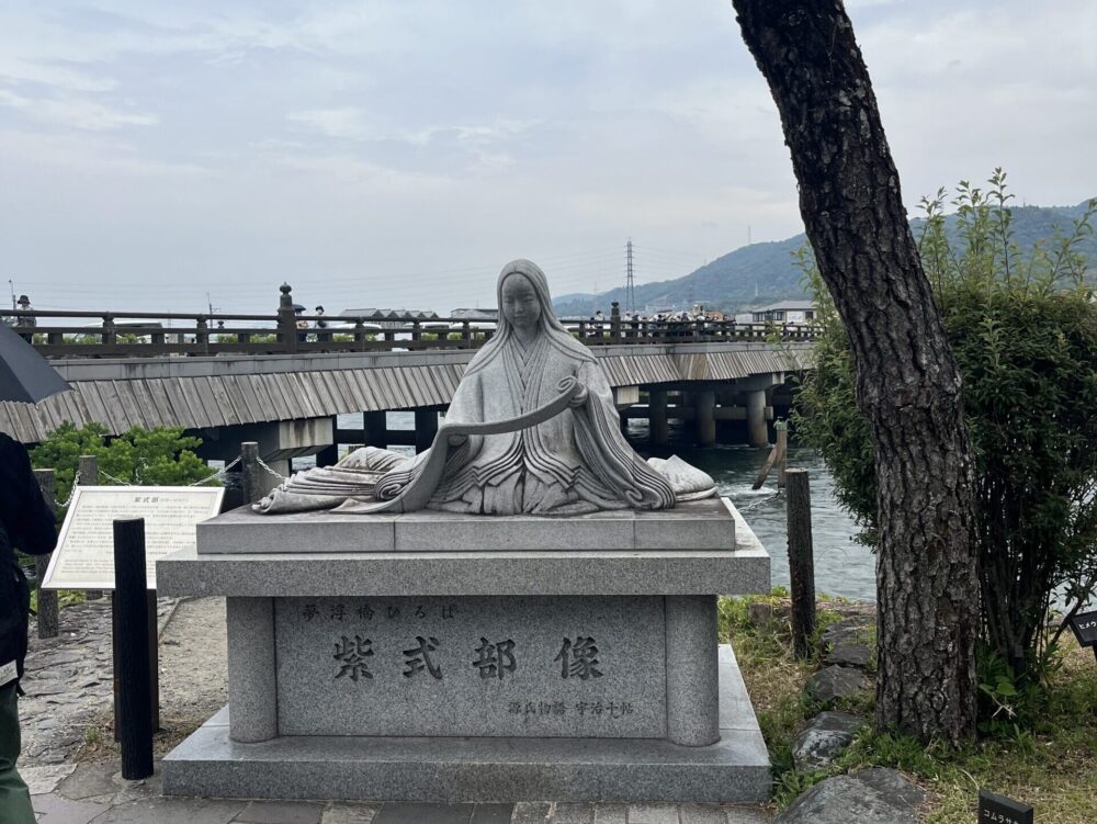 宇治川沿いの紫式部の石像