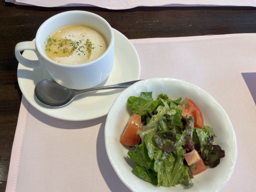 厳選洋食さくらいのせっとにつくスープとサラダ