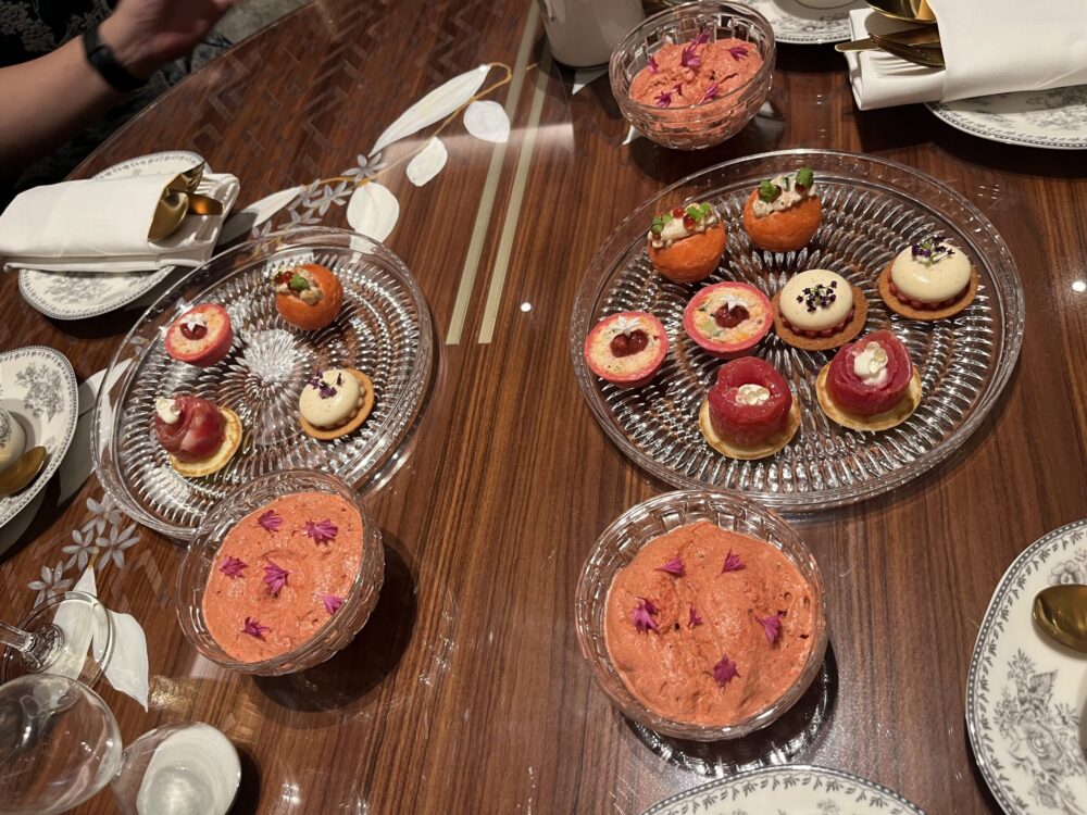 セントレジスシンガポールのアフタヌーンティーで提供されたセイボリー（軽食）のプレート