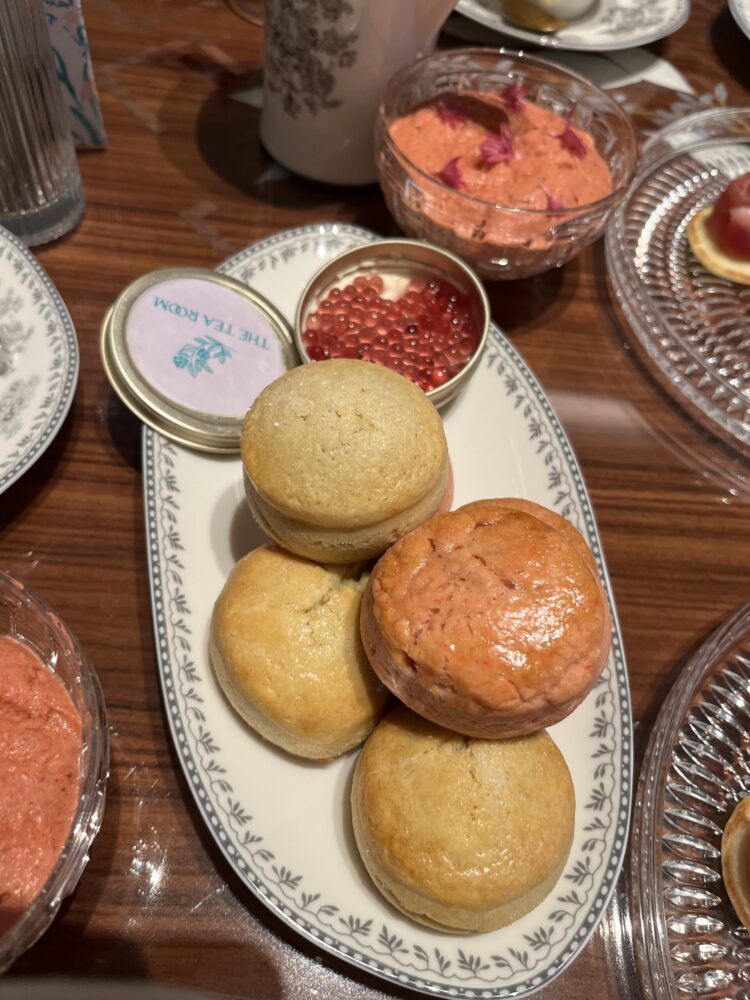 セントレジスシンガポールのアフタヌーンティーで出されたプレーンといちごのスコーン