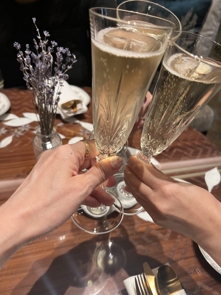 セントレジスシンガポールのアフタヌーンティーでシャンパンで乾杯する様子