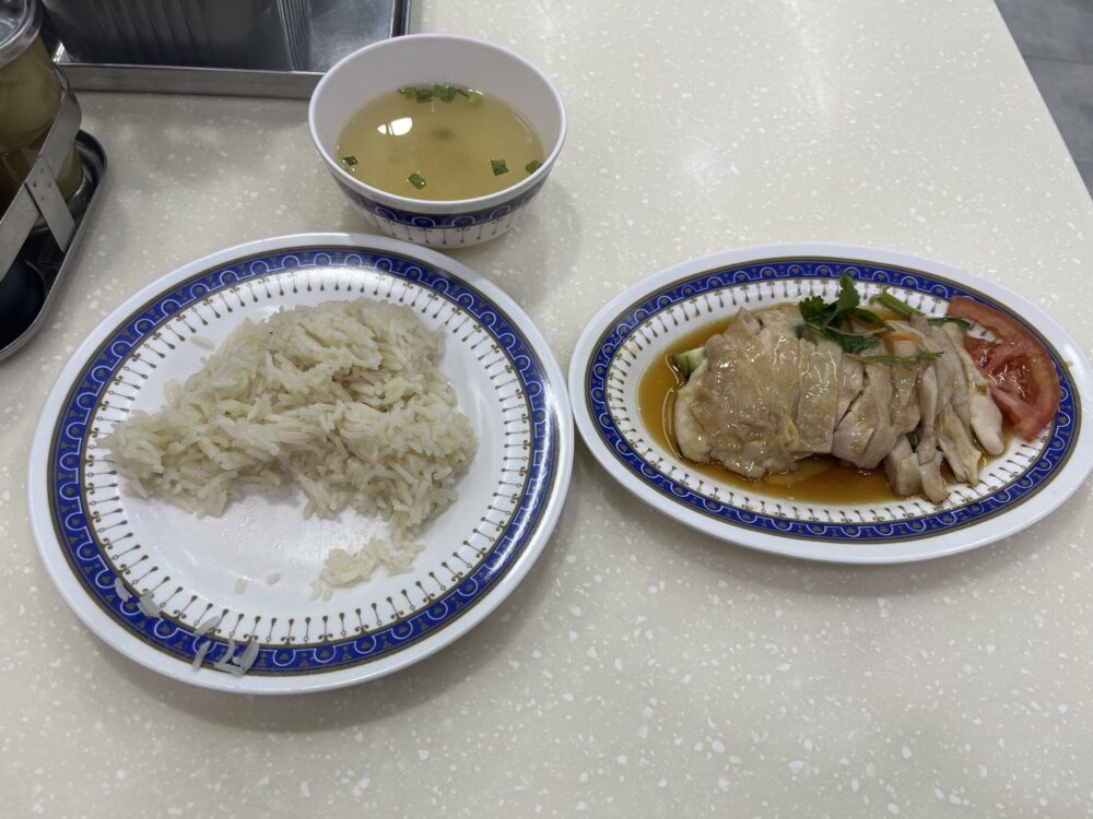 プリプリのスチームチキンとご飯、スープ付きの海南鶏飯