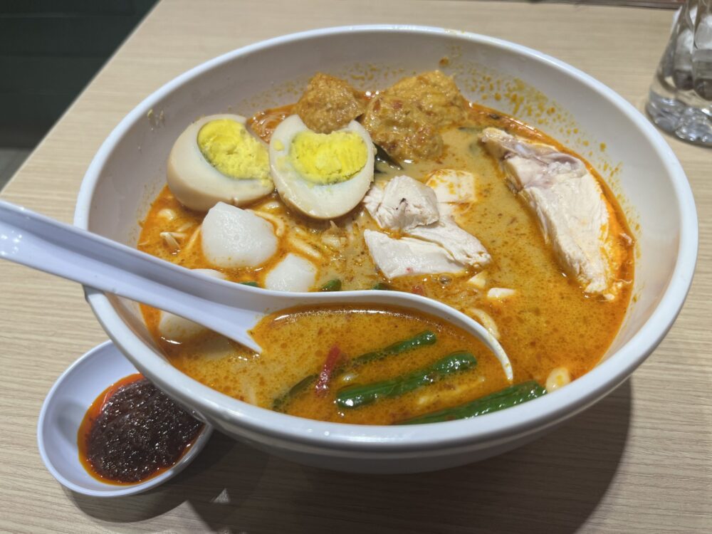 マレーシアの名物料理ラクサ。ココナッツミルクベースのスパイシーなヌードルスープ。