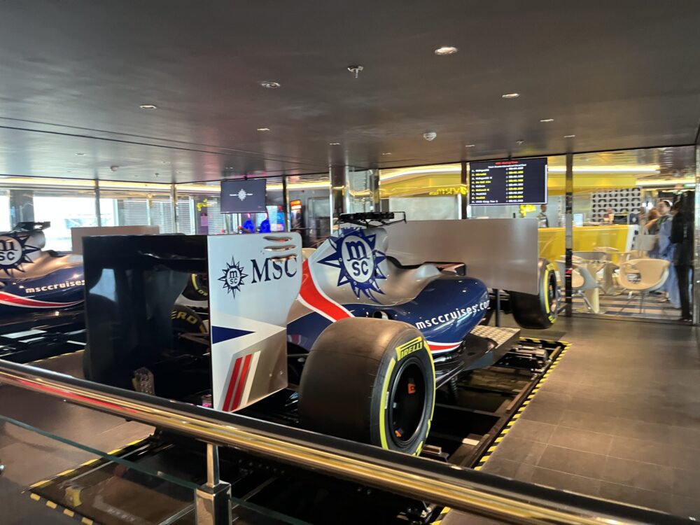 MSCベリッシマのF1レーシングカー展示エリア