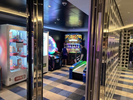 MSCベリッシマ船内のゲームセンター。家族で楽しめる施設