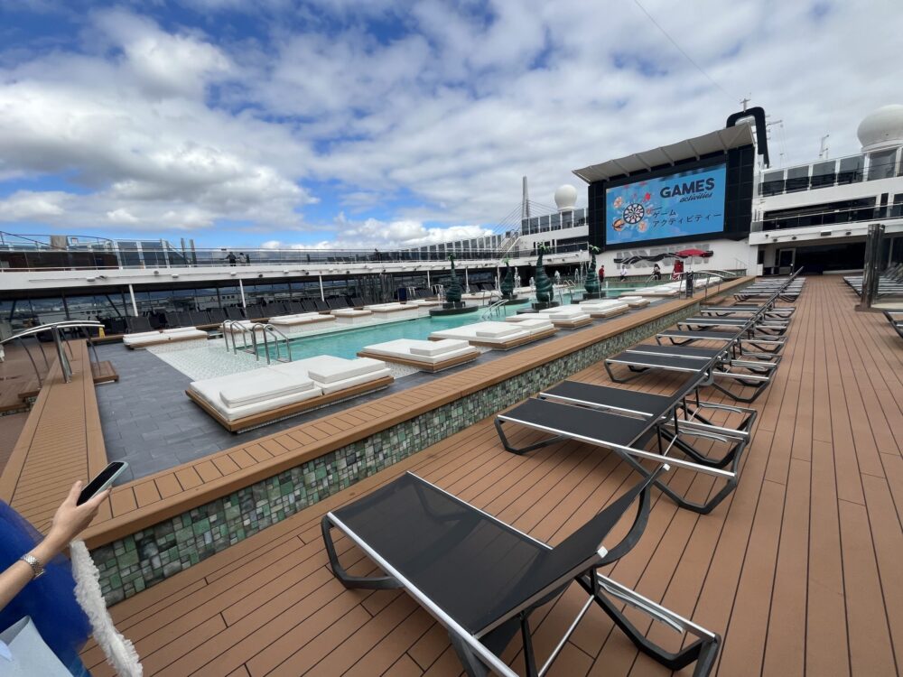 MSCベリッシマの屋外プール。リゾート気分を満喫できるデッキ
