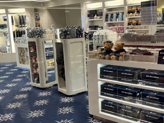 MSCベリッシマのギフトショップ。キャプテンベアが人気