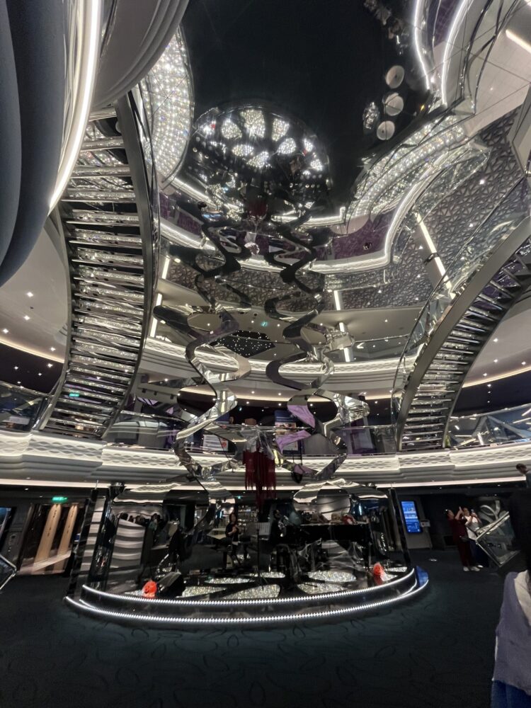 MSCベリッシマの名物・スワロフスキーの階段。きらびやかな船内装飾