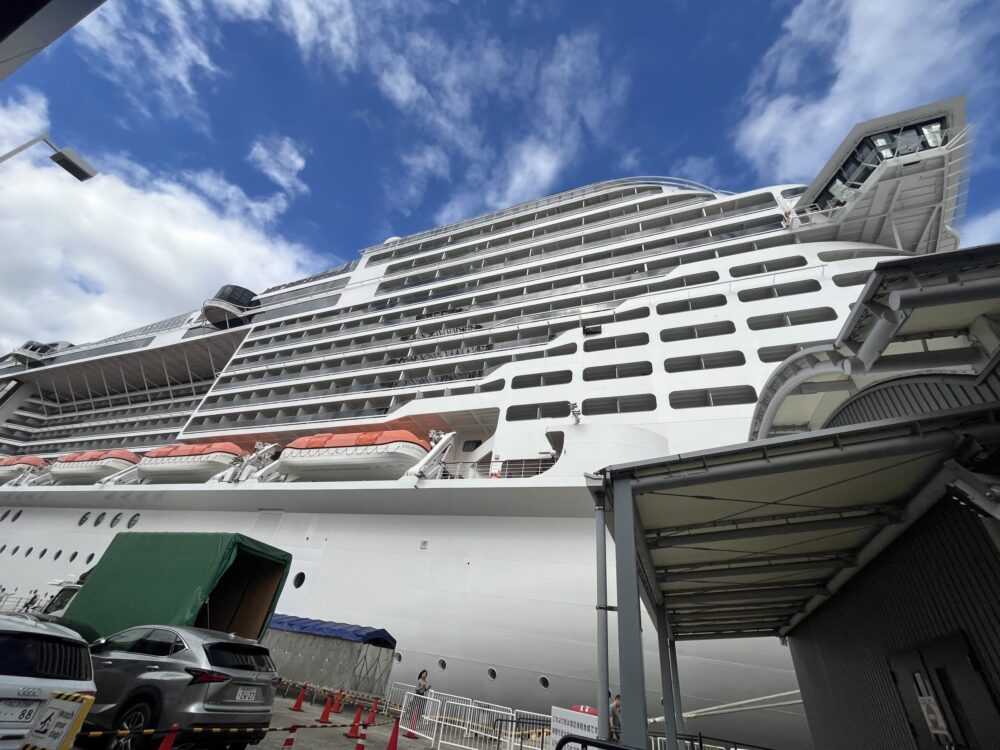 日本に寄港したMSCベリッシマ。海上の豪華客船