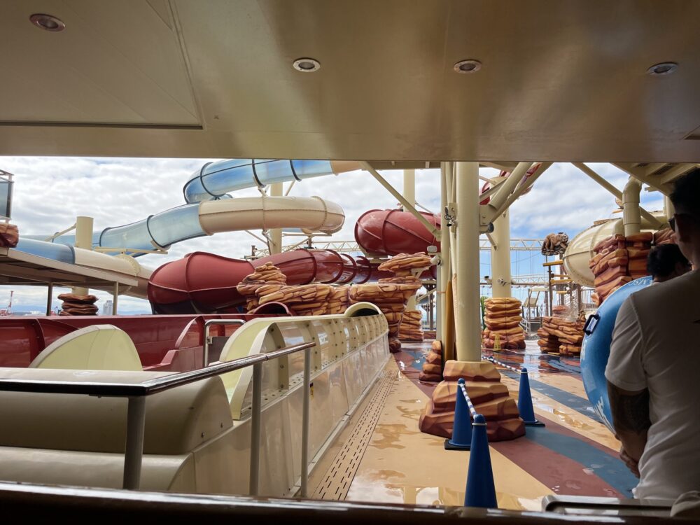 MSCベリッシマのウォータースライダー付きプール
