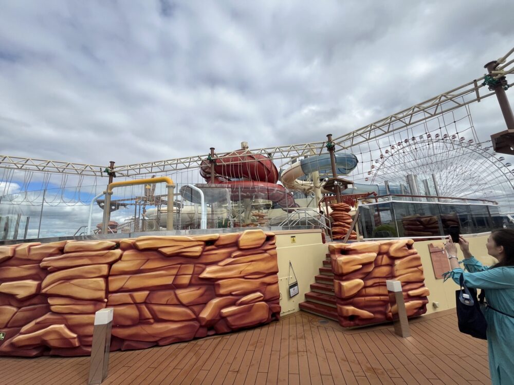 MSCベリッシマのウォータースライダー付きプール
