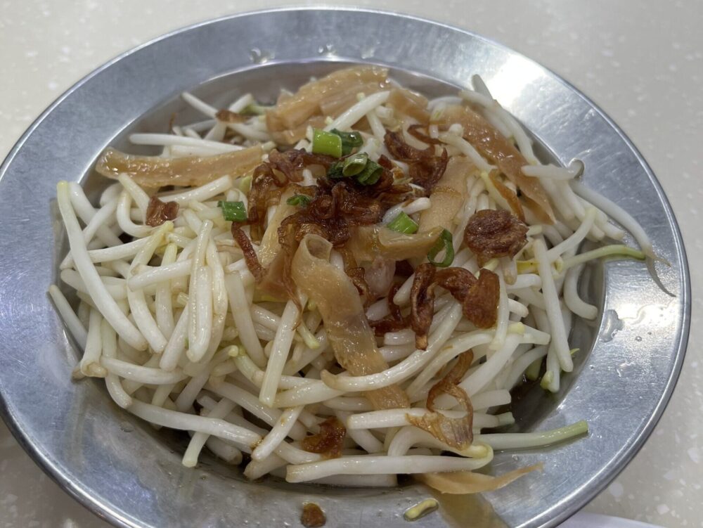根が丁寧に取り除かれたシャキシャキのモヤシ炒め